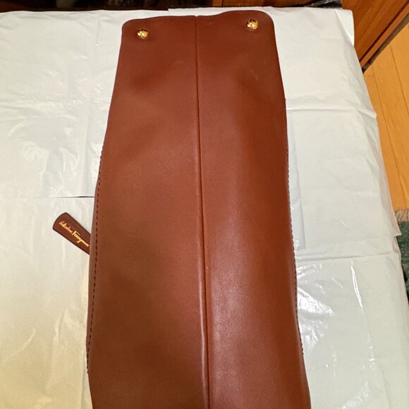 Ferragamo Gancini Brown Leather Shoulder Bag W Gold Hardwear Sz Med $3400 - Picture 11 of 16